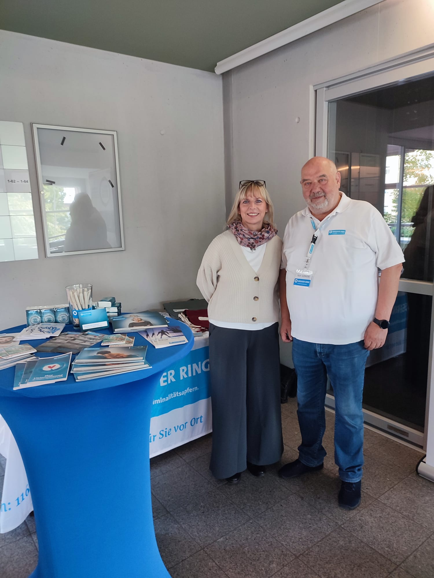 Landesbüromitarbeiterin Saskia Wilde und der ehrenamtliche Mitarbeiter Rolf Göricke