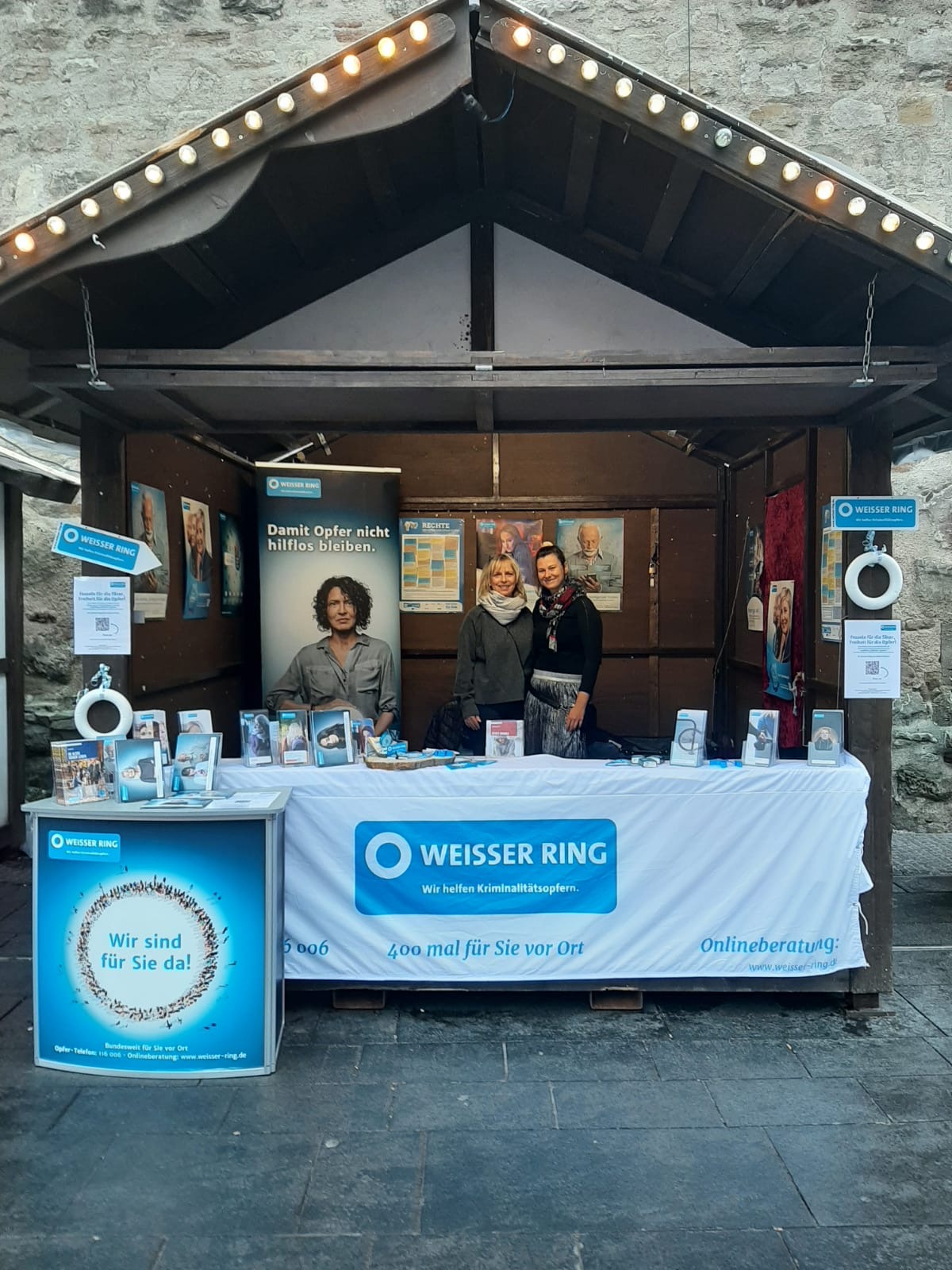 Zwischen festlich geschmückten Hütten, Lichterglanz und dem Duft von gebrannten Mandeln finden Besucherinnen und Besucher am 10. Dezember von 10 bis 17 Uhr den Infostand des WEISSEN RINGS auf dem Weihnachtsmarkt in Halle. 