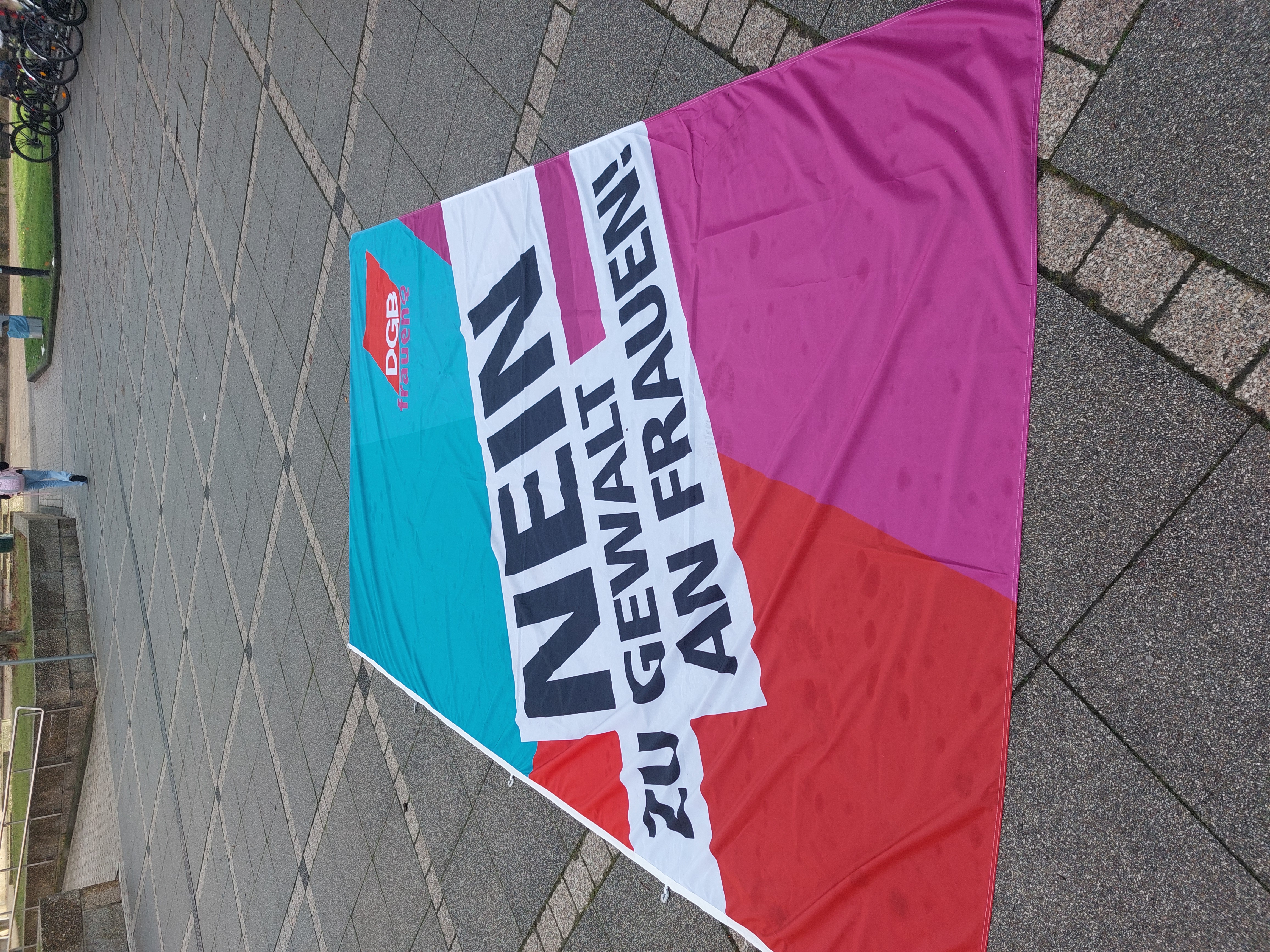 Fahne-Gegen Gewalt an Frauen