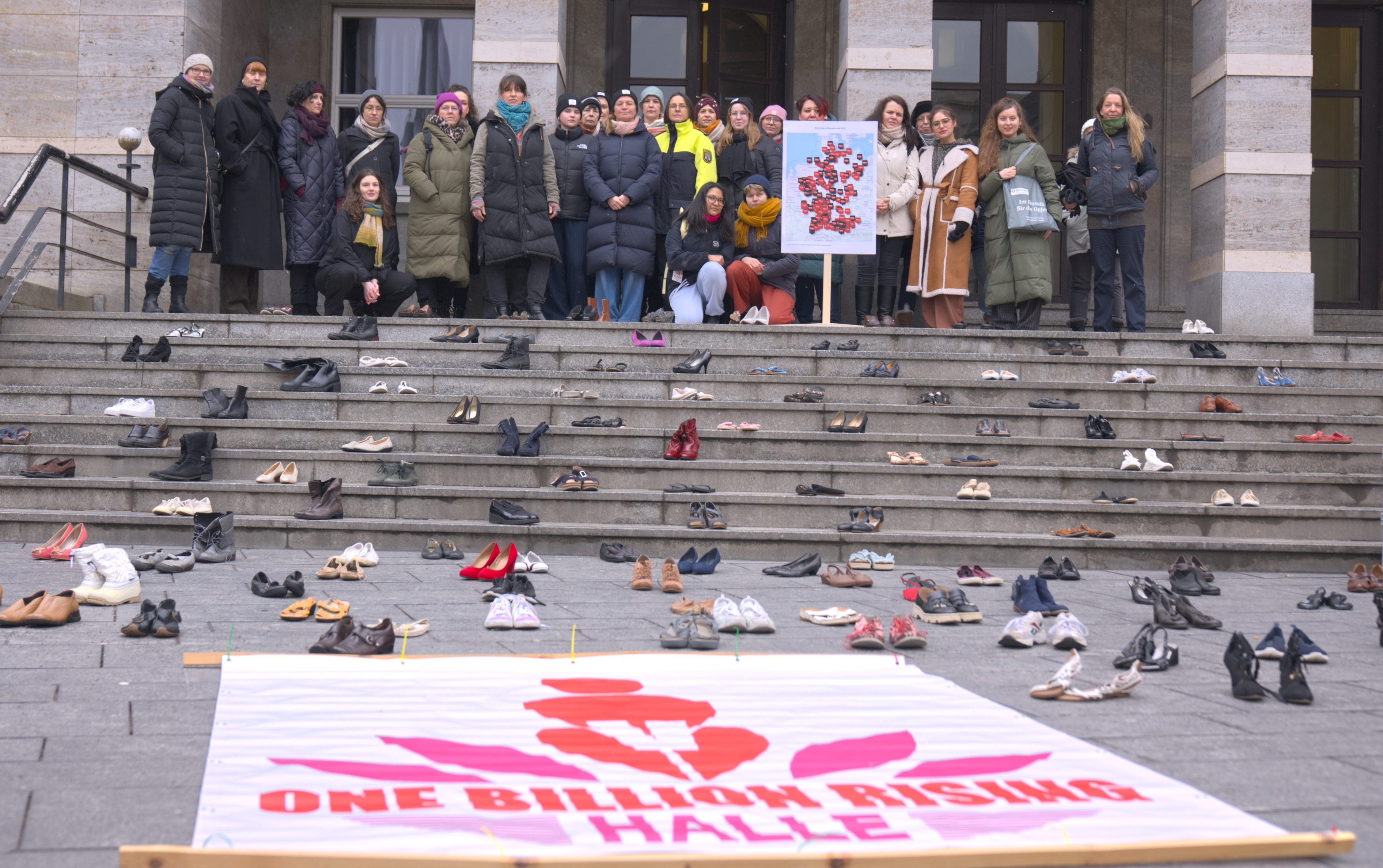 Frauengruppe auf der Treppe vor dem Ratshof in Halle