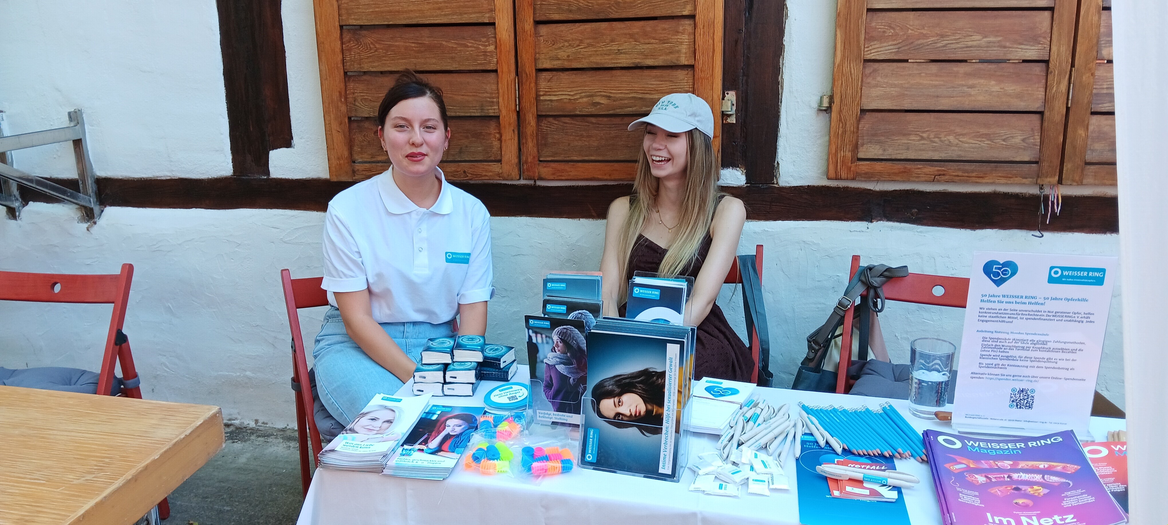 unsere ehrenamtlichen jungen Mitarbeiterinnen der AS Halle Jasmin und Eileen