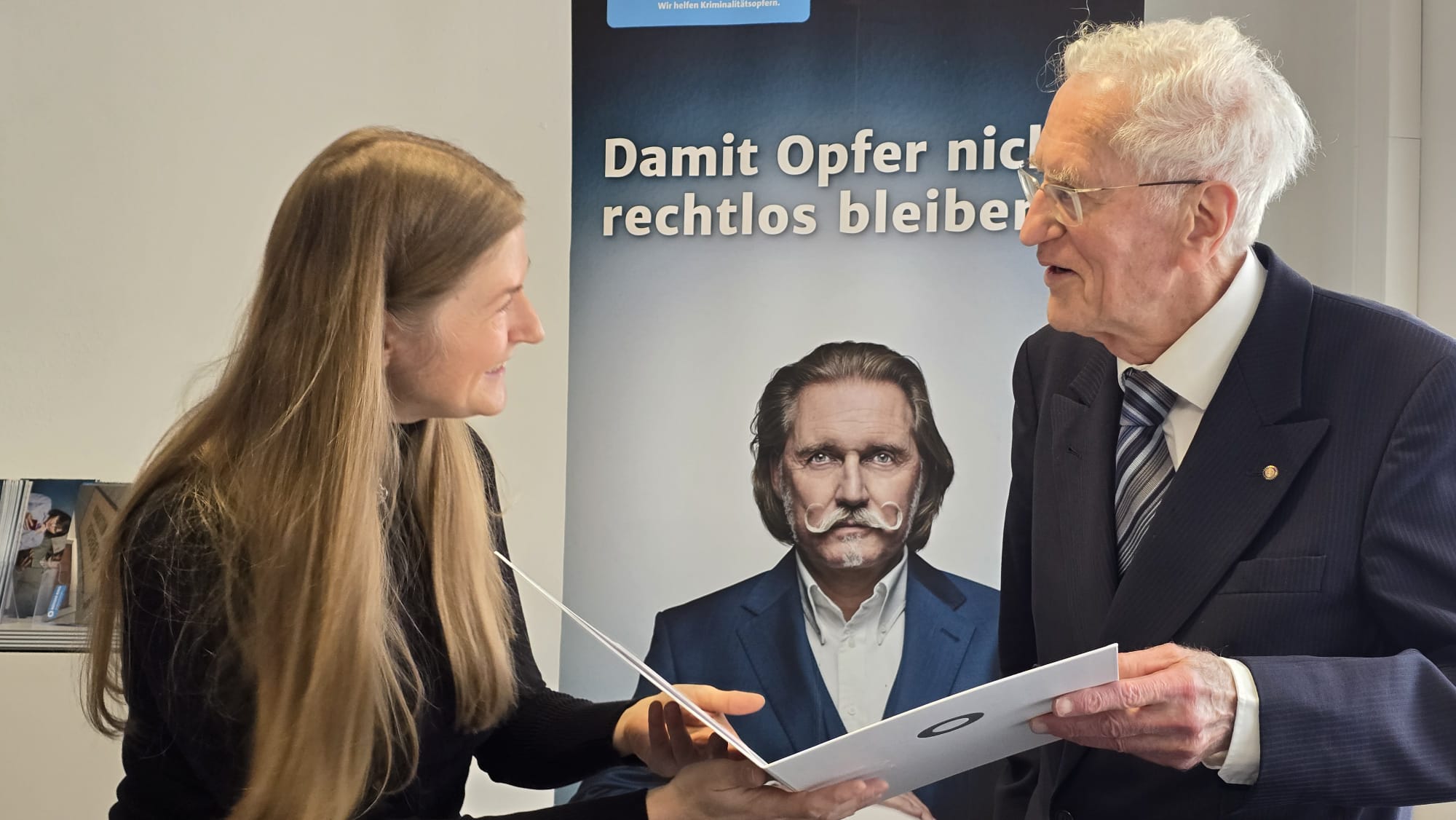 Landesvorsitzende Kerstin Godenrath ehrt Prof.Dr. Sack zu 45 Jahre ehrenamtliche Mitarbeit beim WEISSEN RING