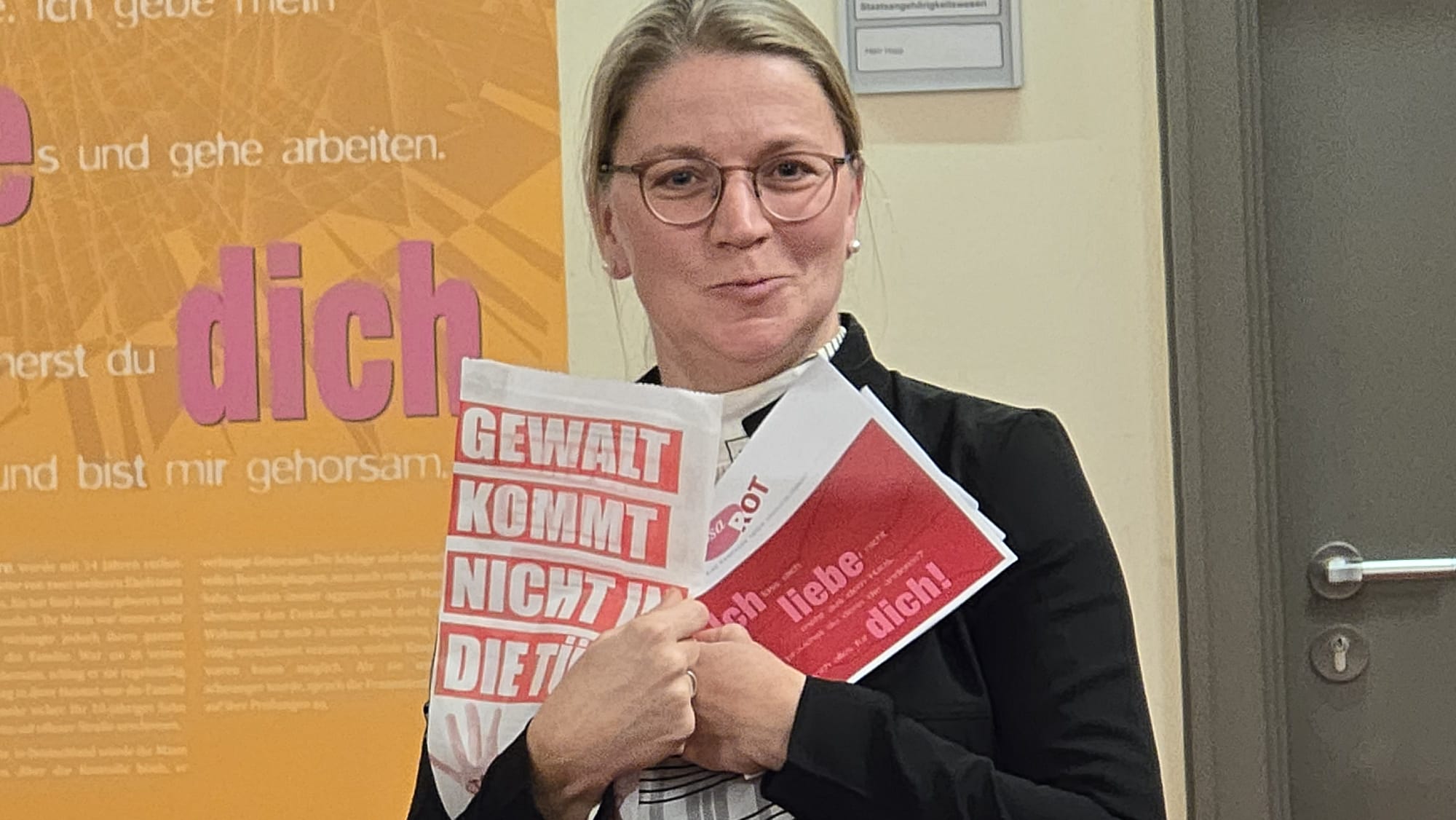 Gleichstellungsbeauftragte Daniela Suchantke mit der Bäckertüte Gewalt kommt nicht in die Tüte