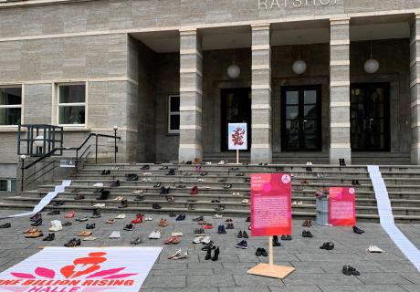 One Billion Rising vor dem Ratshof in Halle